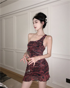 Rose print sexy diagonal shoulder mesh waistband dress