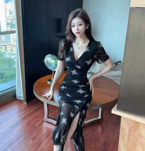 Elastic mesh Hong Kong style retro design with printed slimming and buttocks wrapped dress