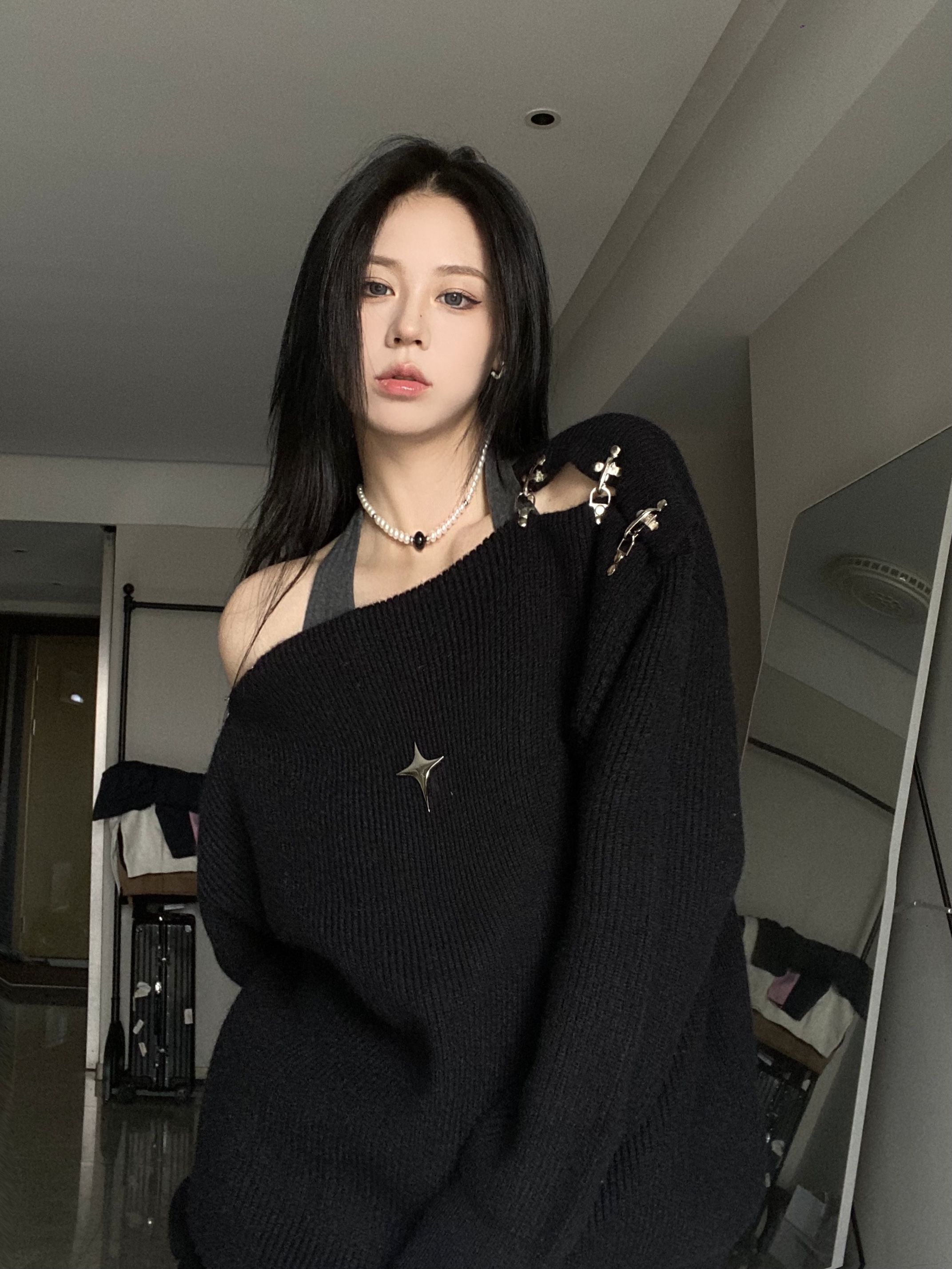 Sheep cashmere #aircraft buckle hot girl off-shoulder sweater women's autumn and winter design off-shoulder hollow atmosphere knitted top