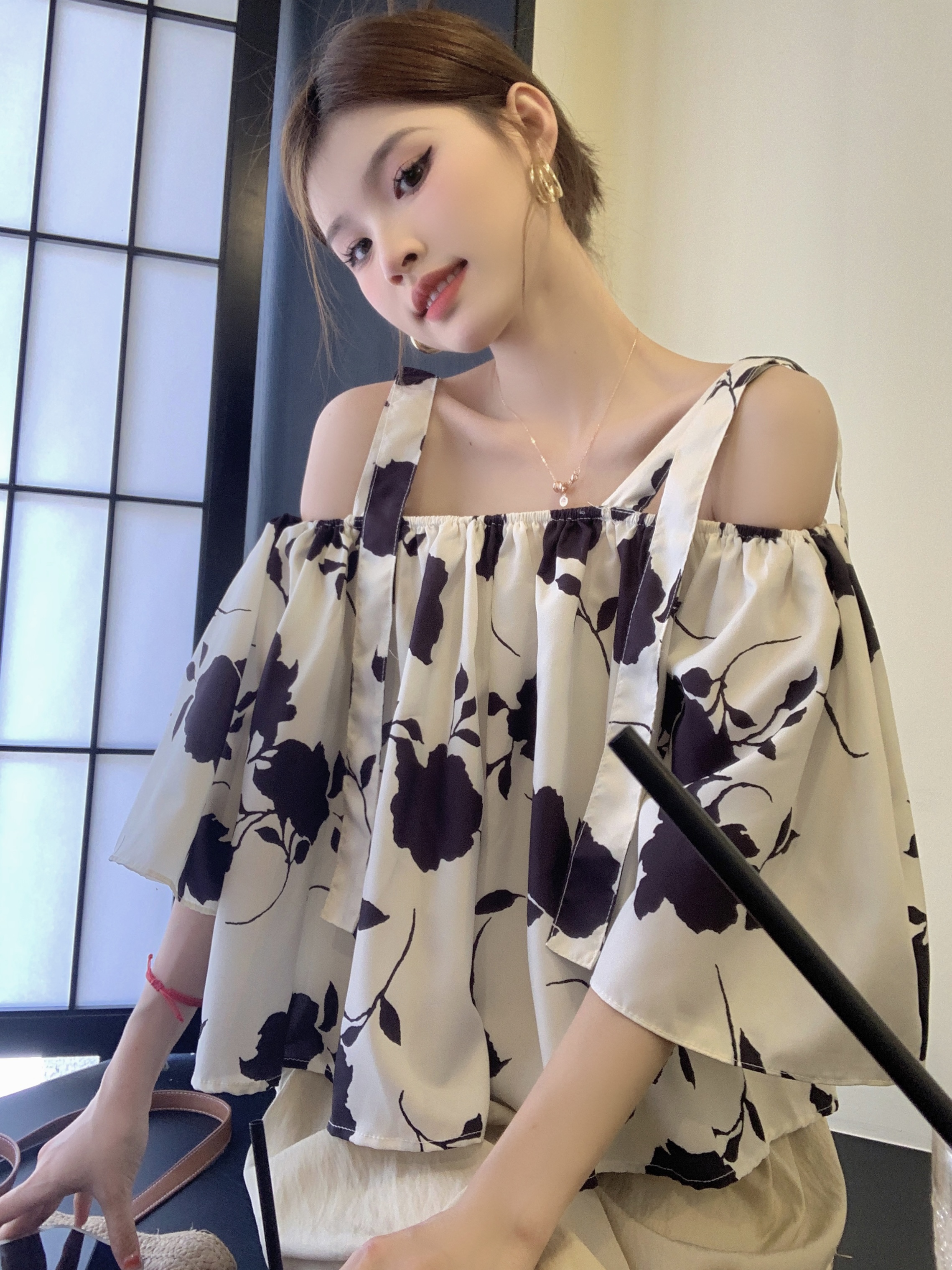 Real shot of sweet and spicy age-reducing western-style suspender French shirt for women in summer loose short style slimming one-shoulder top