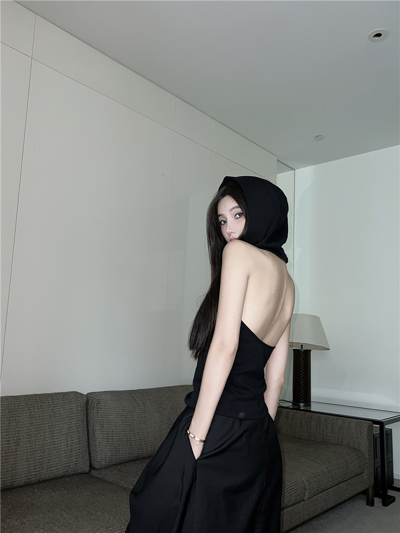 High-end hooded halter neck top + pleated high-waisted long loose skirt