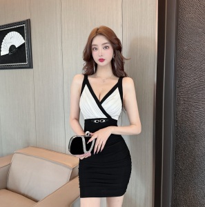 Wrapped buttocks contrast color suspender mini skirt， simple and slim fitting， slimming dress
