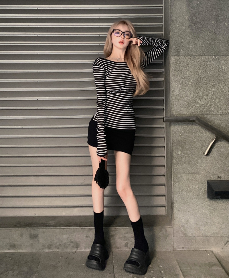 Actual shot of versatile striped long-sleeved top with hollow back and hip-covering skirt and elastic skirt