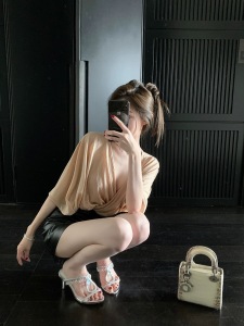 TR47533# 奶咖韩国大姐姐简约交叉V领休闲衫五分袖T恤上衣 服装批发女装批发服饰货源