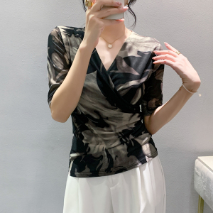 RM22382#皱褶交叉V领时尚中袖网纱印花时尚修身显瘦打底衫潮