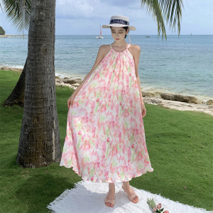 RM21664#粉色挂脖连衣裙女夏度假风旅游拍照衣服超仙吊带碎花裙海边沙滩裙