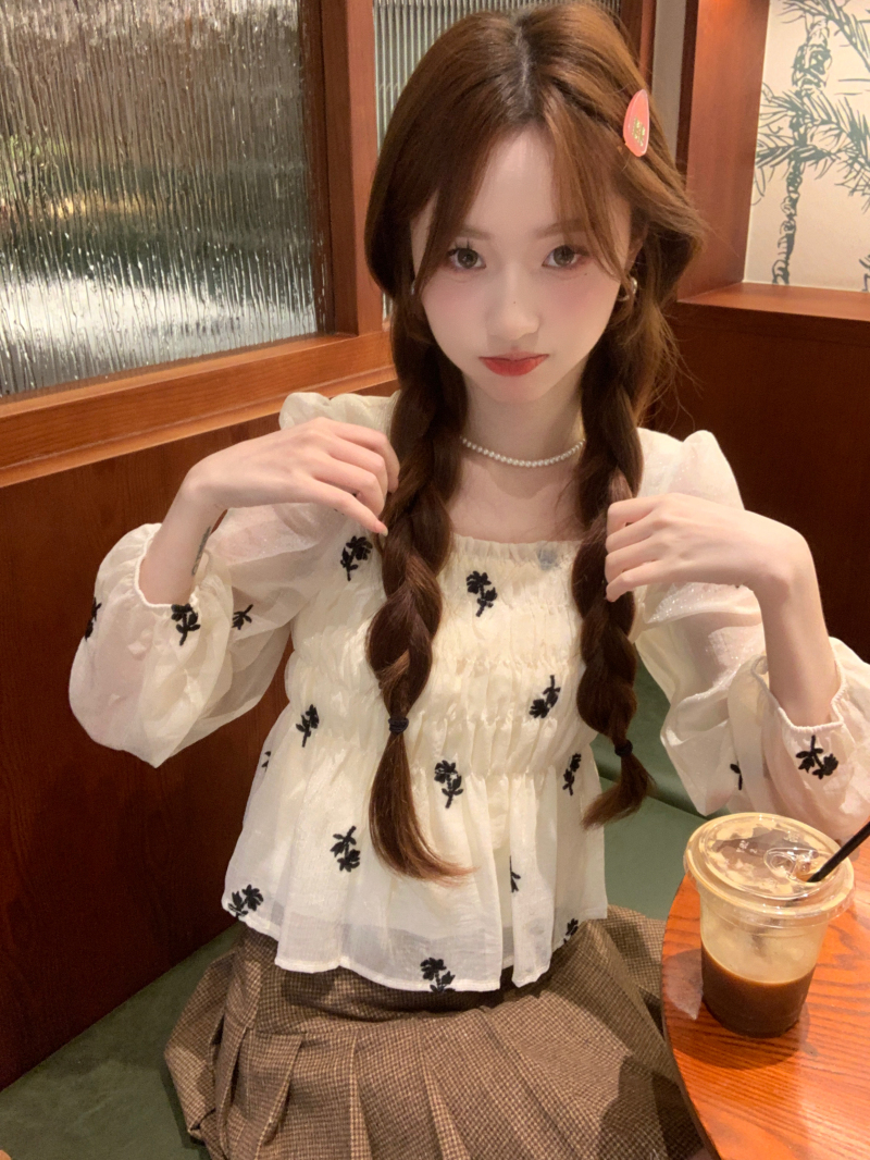 实拍~春季新款韩版甜美刺绣方领泡泡袖气质显瘦减龄长袖上衣