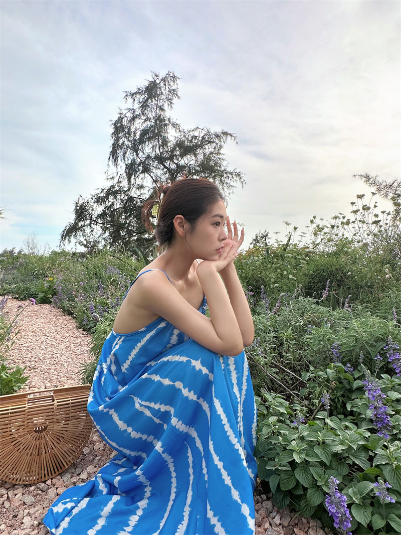 吊帶連衣裙女2023新款夏季條紋撞色寬松海邊度假高級感辣妹長裙子