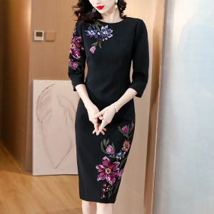 RM24565#黑色绣花钉珠连衣裙女秋季新款高级感气质显瘦修身包臀裙子2023