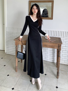 RM24303#赫本风米色V领条高级感显瘦黑色长裙