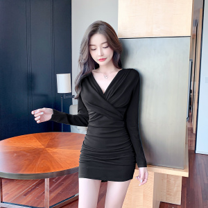 Sexy V-neck， low cut， tight fitting， buttocks wrapped， long sleeved bottomed dress， short skirt