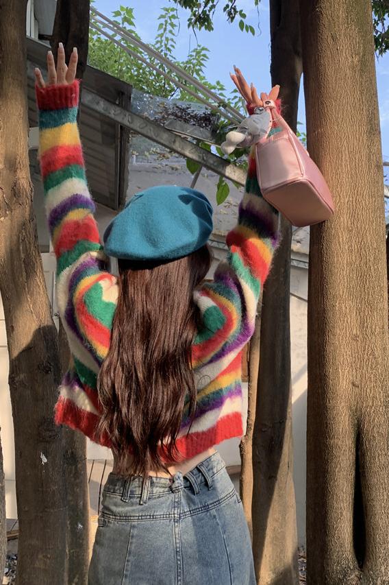 Real shot of rainbow striped ins dopamine outfit girl thickened sweater