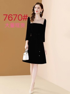 RM22963#高级感黑色丝绒连衣裙女2023秋季新款时尚镶钻亮片七分袖裙子