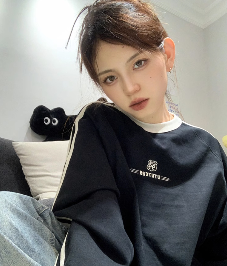 The back collar is non-pilling and equipped with cotton screw thread. Imitation cotton Chinese cotton composite 310g thin sweatshirt for women with round neck and letter embroidery.