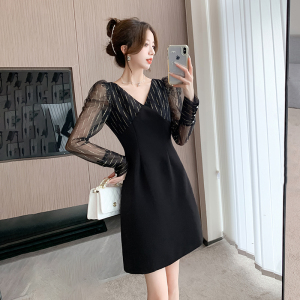 RM22832#法式赫本风气质高级感小黑裙新款女装V领网纱拼接连衣裙