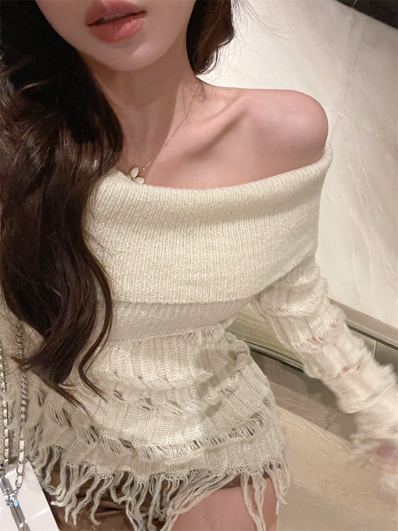 Actual shot of elegant one-shoulder hollow slim-fitting tassel mid-length sweater