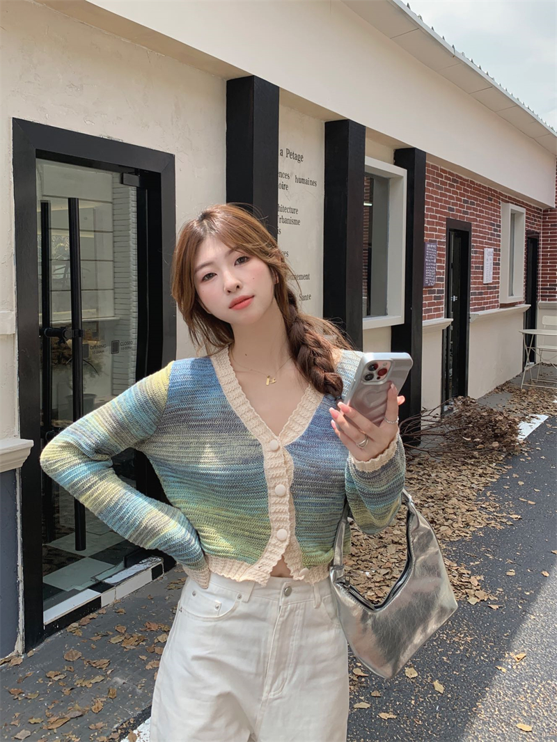 Real shot of chic short top with contrasting color tie-dye v-neck long-sleeved knitted cardigan for women