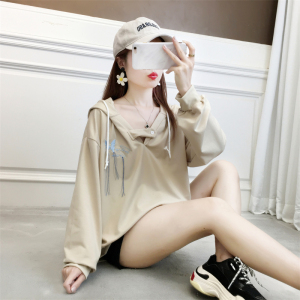 TR54676# 首发鱼鳞后包领连帽V领撞色卫衣女潮薄款刺绣 服装批发服饰货源女装批发
