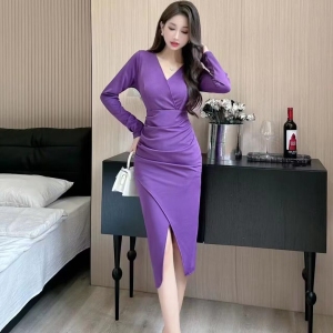 RM25605#新款V领收腰包臀裙通勤气质高档紫色开叉褶皱连衣裙