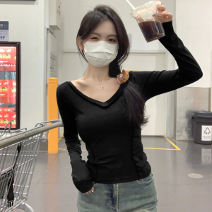 RM23502#辣妹v领白色长袖t恤女秋季新款设计感小众鱼骨修身显瘦打底衫上衣