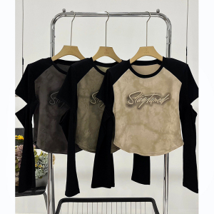 RM23574#扎染刺绣字母T恤女小心机镂空插肩长袖打底衫短款正肩宽松上衣ins