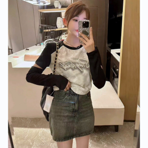 RM23574#扎染刺绣字母T恤女小心机镂空插肩长袖打底衫短款正肩宽松上衣ins