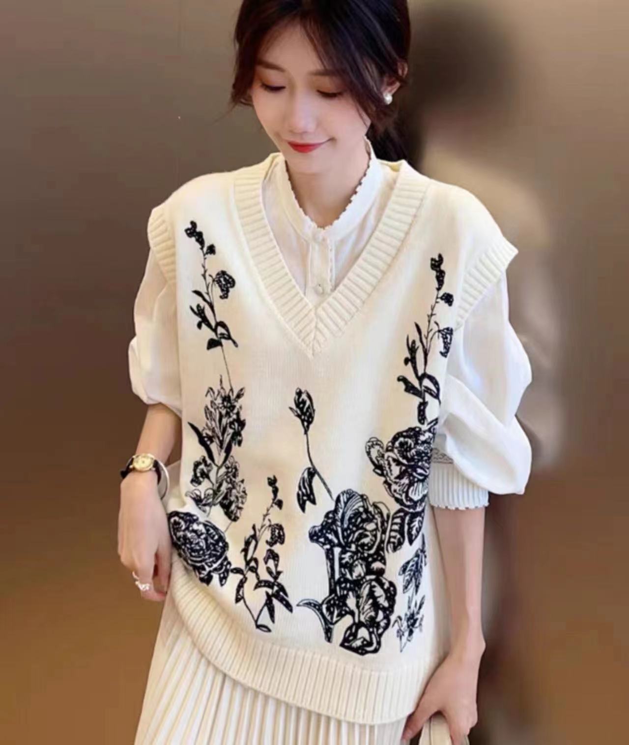 Beige flower heavy embroidery knitted vest for women 2023 autumn new Chinese style small fragrance stacking vest