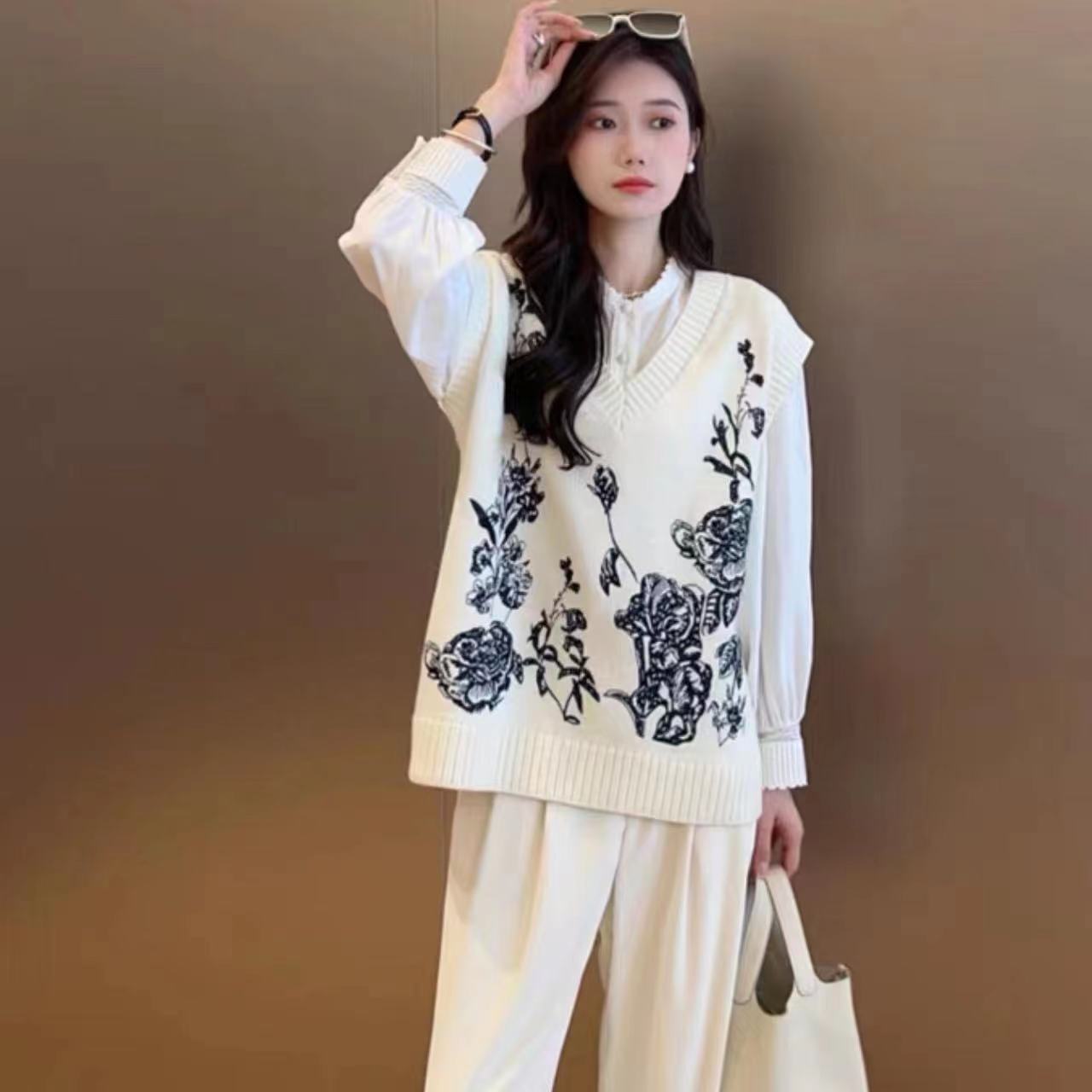 Beige flower heavy embroidery knitted vest for women 2023 autumn new Chinese style small fragrance stacking vest