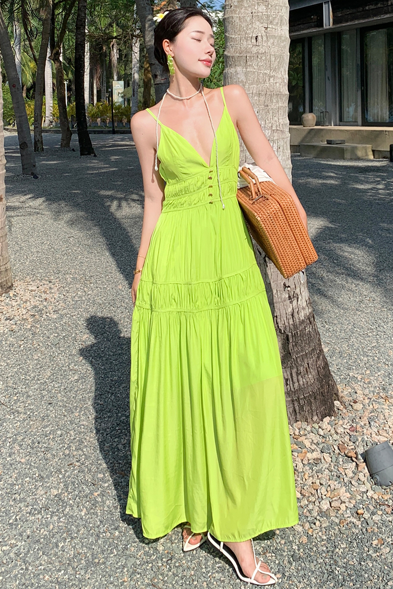 實拍高級感女神V領吊帶連衣裙泰國旅行度假質感褶皺大擺長裙