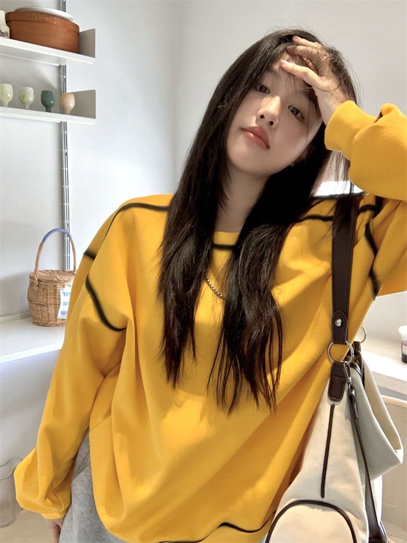 Real shot of Qiudong's new contrasting color tie-dye round neck sweatshirt for women, loose pullover long-sleeved top with design