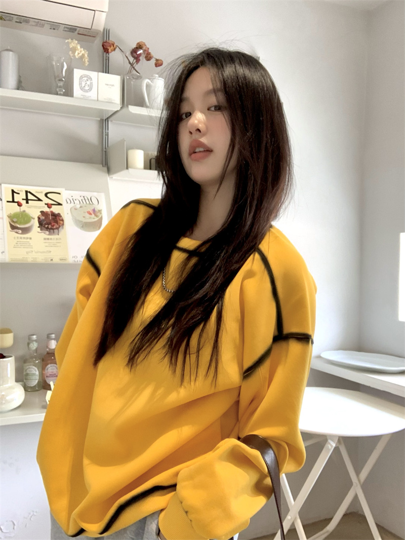 Real shot of Qiudong's new contrasting color tie-dye round neck sweatshirt for women, loose pullover long-sleeved top with design