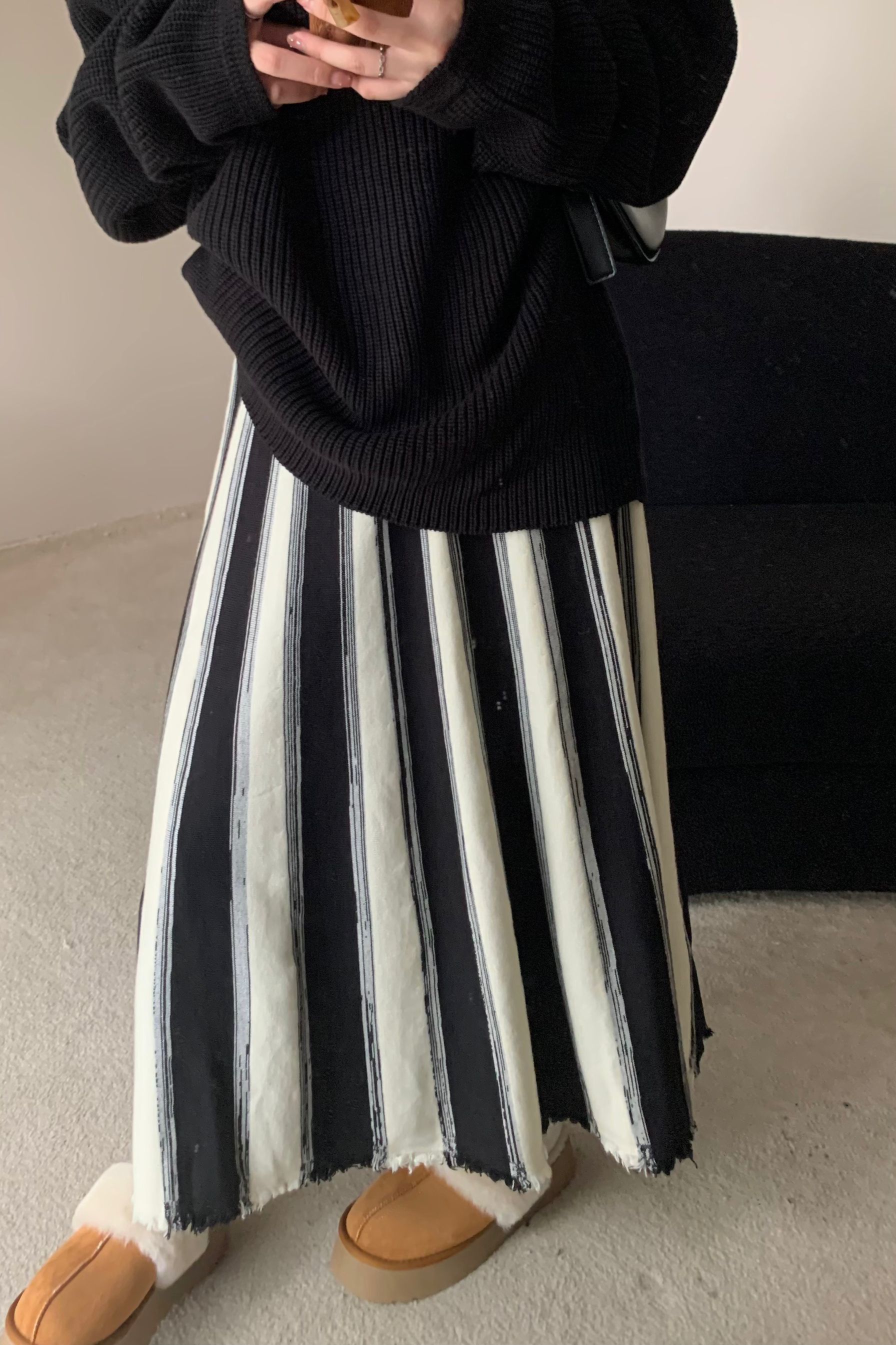 Actual shot ~ Retro black and white contrast striped mid-length raw edge thickened knitted skirt A-line large hem