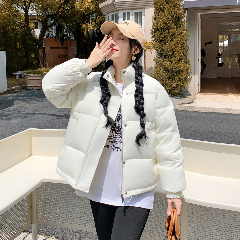 Real shot of women's down jacket 2023 short style for small people, niche fashion, western style, white thickened winter