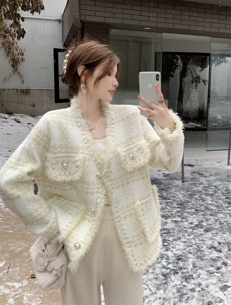 Real shot French gold thread V-neck small fragrant jacket for women in autumn and winter, high-end temperament, slimming white short top
