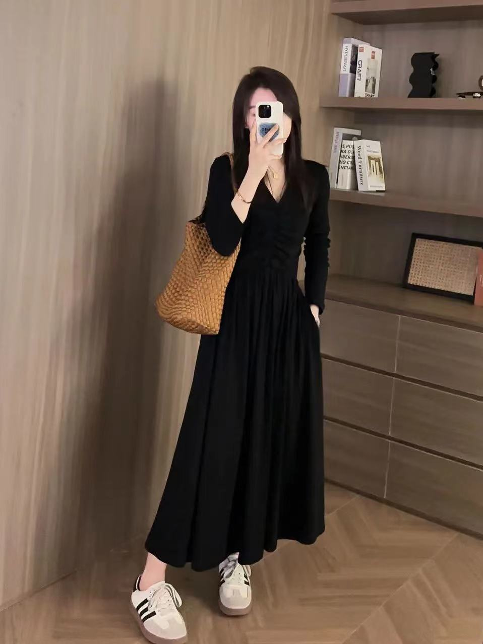 赫本风高级感黑色长袖连衣裙子秋冬季新款女装小个子收腰长裙