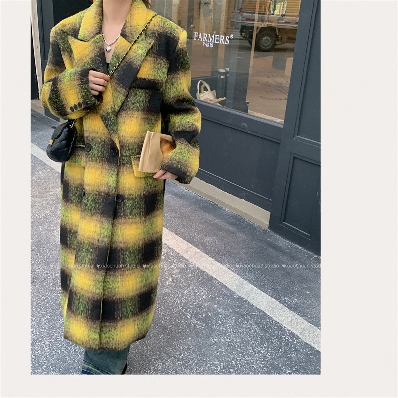 Real shot!  Autumn and winter thickened retro temperament woolen coat