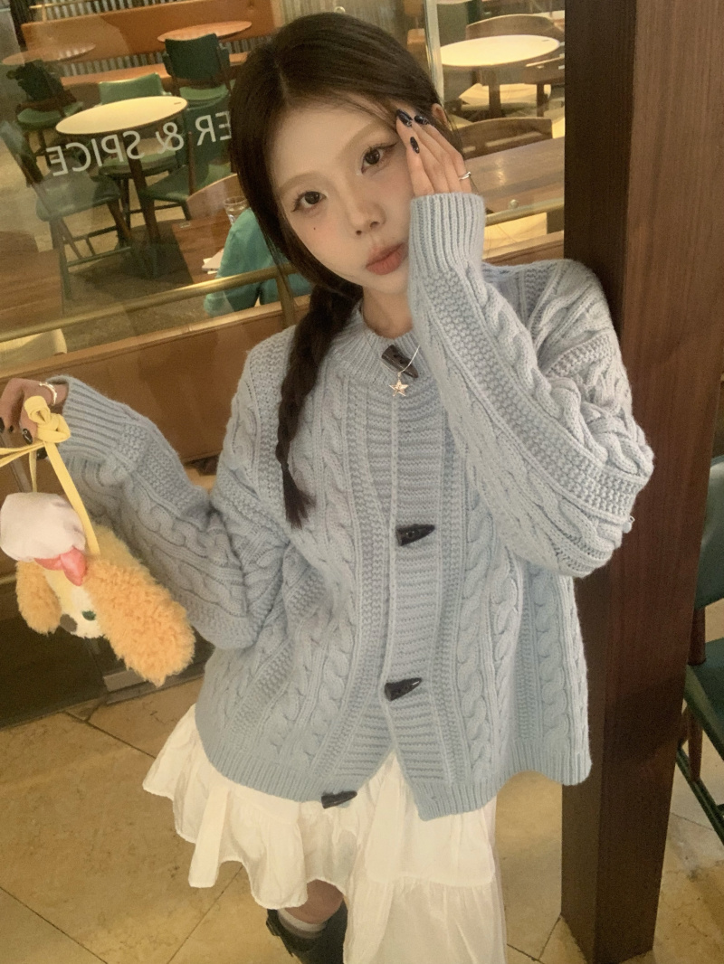 Real shot of soft waxy twist knitted cardigan loose outer sweater horn button jacket