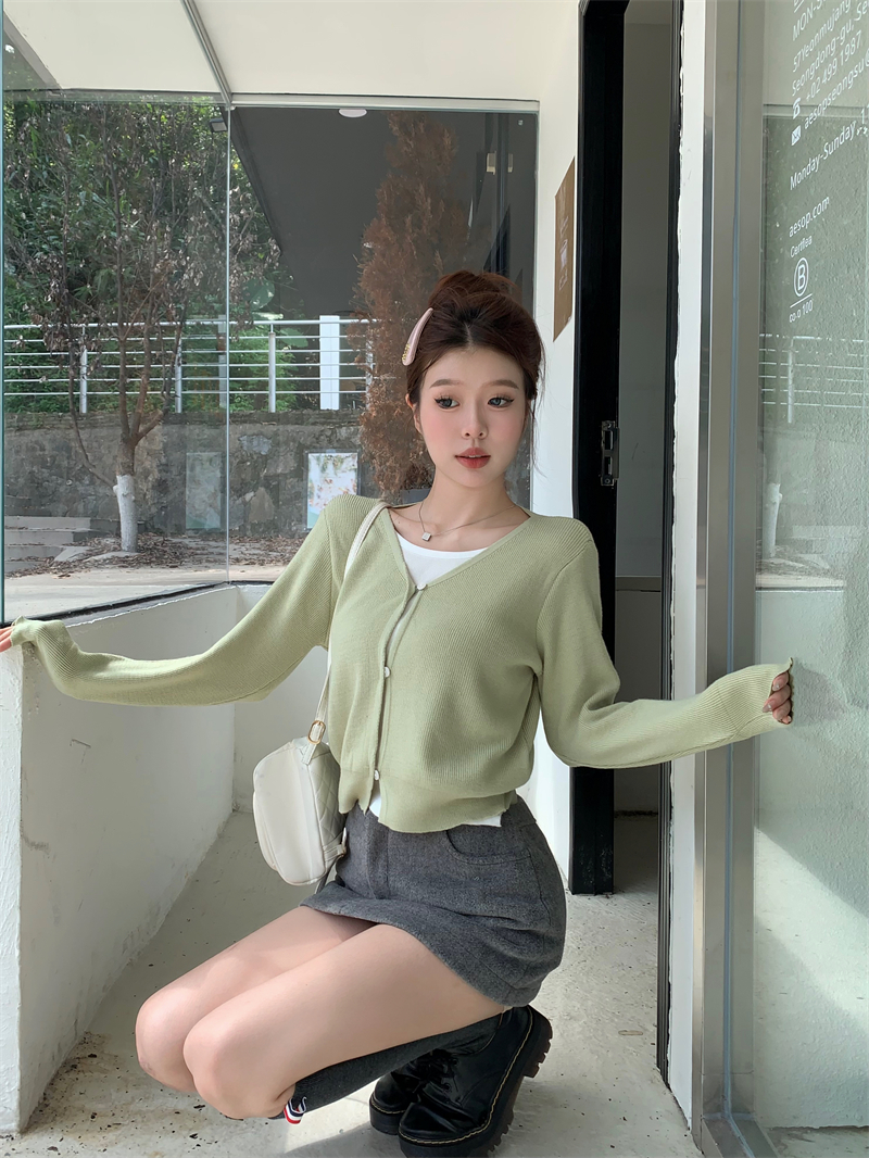Real shot of autumn and winter new soft and skin-friendly fake two-piece knitted top for women, versatile contrast color long-sleeved sweater cardigan
