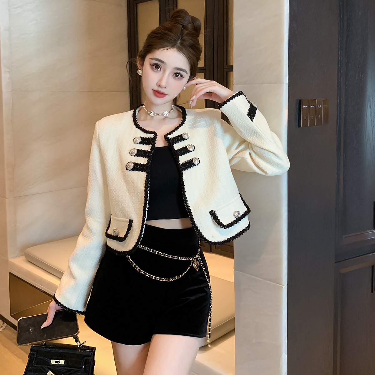 Actual shot of a fragrant style high-end contrasting color splicing small fragrant style slimming short jacket