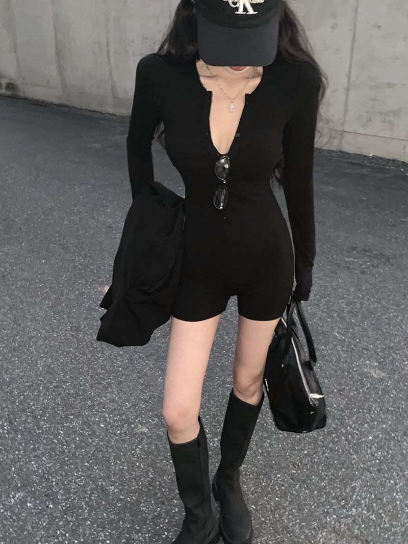 Real shot of European and American hot girl style tight jumpsuit long-sleeved black sports shorts with a bottoming jumpsuit underneath