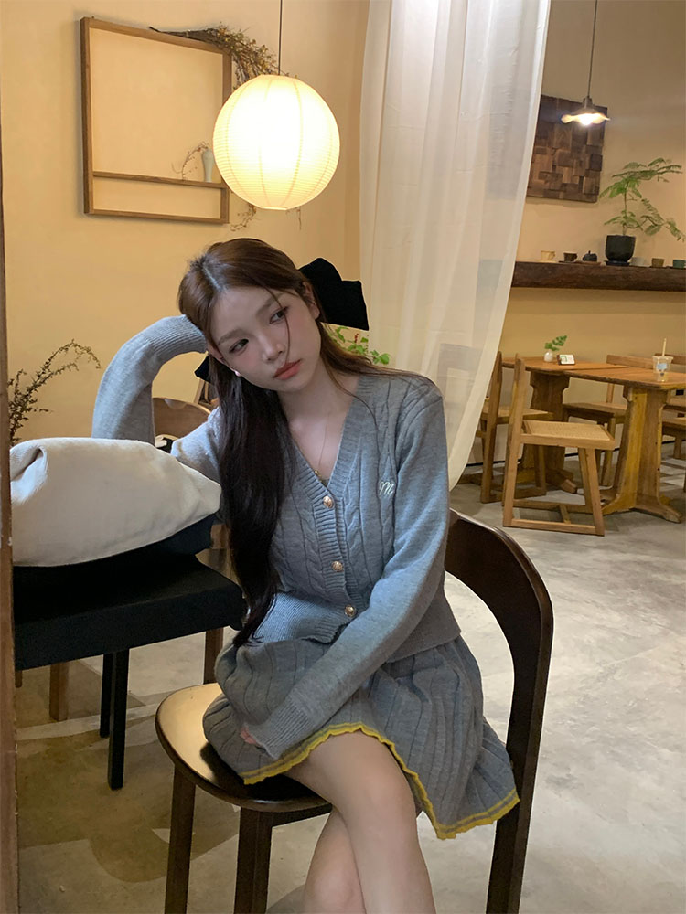 Real shot of Vitality Girl Autumn and Winter Simple Embroidered College Style Fashion Suit Top + Skirt