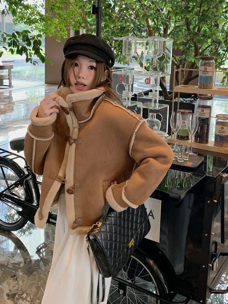 Actual shot of lamb wool spliced ​​suede jacket in winter, buttoned stand-up collar design, fur all-in-one motorcycle cotton jacket