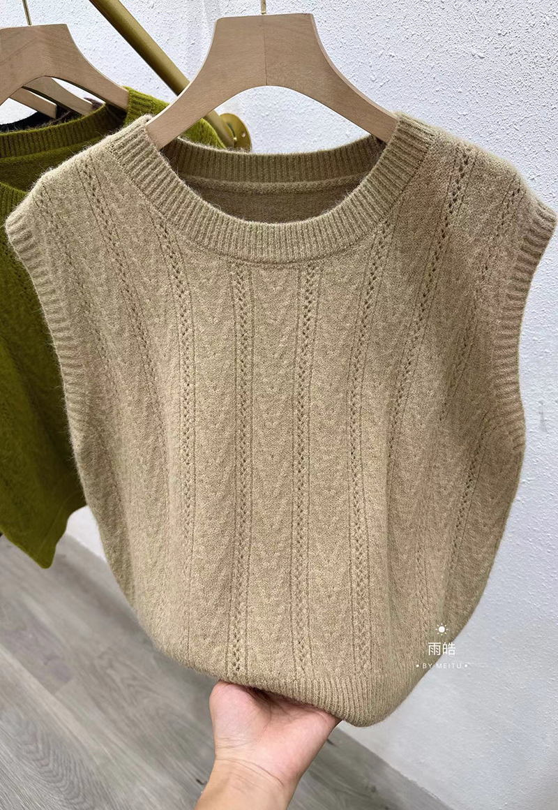 Actual shot of retro textured knitted sweater top for women, simple and versatile, loose, soft and waxy casual sweater vest