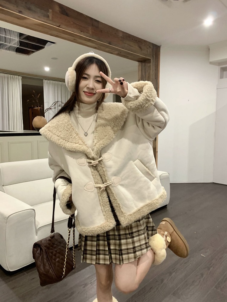 Real shot of high-end large lapel lamb wool coat for autumn and winter, new warm and slimming fur one-piece horn button cotton jacket