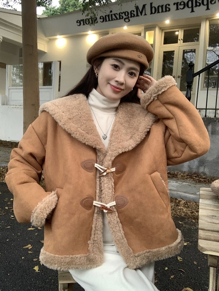 Real shot of high-end large lapel lamb wool coat for autumn and winter, new warm and slimming fur one-piece horn button cotton jacket