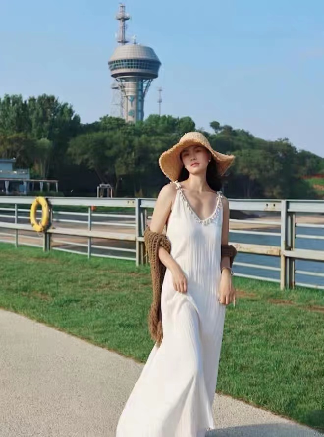 白色寬松V領海邊沙灘露背度假風貝殼吊帶連衣裙長裙女有里布