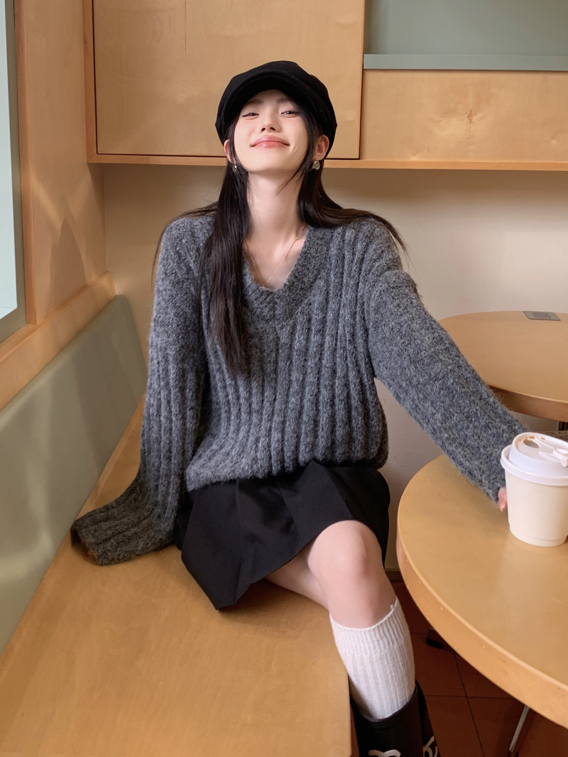 Actual shot of new autumn and winter thickened and versatile Korean style V-neck gray long-sleeved sweater sweater top for women