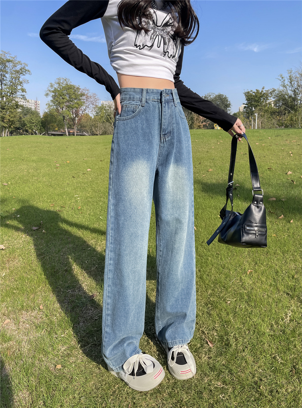 Real shot of retro straight-leg washed distressed blue jeans for women, slim and tall, loose wide-leg floor-length pants