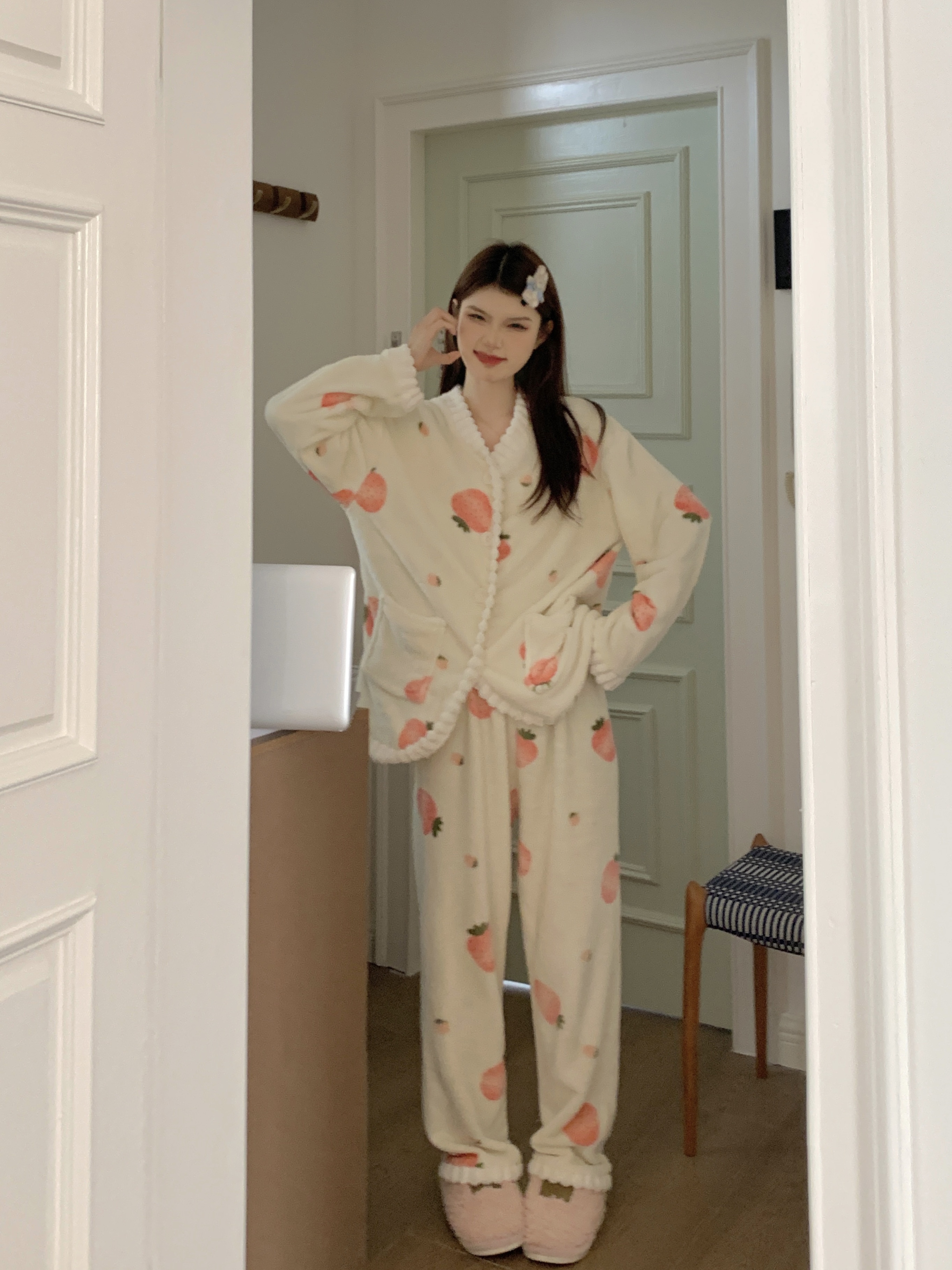 Real shot of sweet flannel thickened strawberry pajamas for women in winter with long sleeves that can be worn outside and with a sense of atmosphere at home.