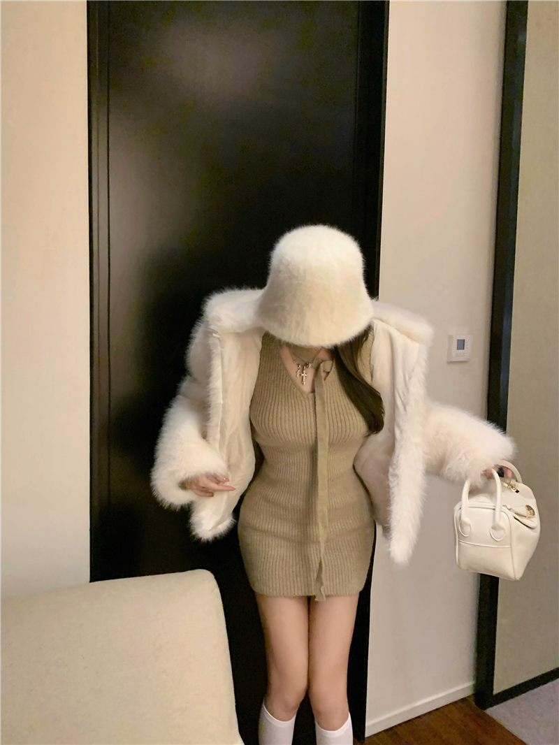 Actual shot ~ Designed V-neck slim-fit hip-hugging knitted dress + environmentally friendly thickened hooded fur jacket